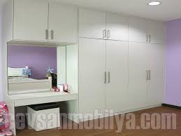 Tutamakları dışa doğru çıkıntılı olan dolapların yanı sıra yerden tasarruf etmek için tutamağı olmayan pratik açılan ürünlere de şans verebilirsiniz. Yukluk Modelleri Ankara Yukluk Gomme Dolabi Fiyatlari Ankara