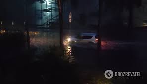 В киеве в результате сильного дождя затопило станцию метро берестейская, сейчас она закрыта для пассажиров. 8ea91uv9cyf0tm