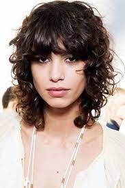 Look into our collection of low, mid, and also high hair styles for women with sagging jowls being cut by the ideal barbers all over the world. Instant Face Lift Guide Haircut How To Fake Facelift