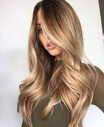 Soft, long hair does not need much styling to look extremely elegant. Frisuren 2020 Hochzeitsfrisuren Nageldesign 2020 Kurze Frisuren Cream Blonde Hair Honey Hair Color Honey Hair