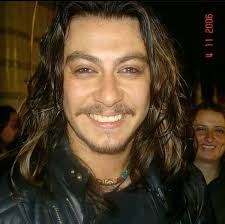 İçinden geldiği gibi doğal, kameralara oynama yok neyi hissediyorsa onu  yansıtıyor.. Melek yüzlü. 😔