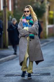 Phoebe dynevor ретвитнул(а) elle sutcliffe. Phoebe Dynevor Diesen Kuscheligen Mantel Aus Dem Mango Sale Tragt Der Bridgerton Star Privat Vogue Germany