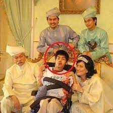 Baginda diputerakan pada 3 september 1984 di hospital besar, kuala lampur. Tunku Alif Hussein Saifuddin Al Amin Mangkat