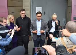 Das erklärte eine kliniksprecherin am montagnachmittag. Nawalny Team Durchsuchungen In Wohnungen Und Buros Des Kremlgegners