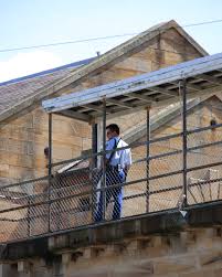 A polícia penal segue o modelo italiano das polícias penitenciárias estaduais e federais, transformando o cargo de agente penitenciário em policial penal estadual ou federal, assim como existe em vários países com atribuições de ostensividade (polícia militar), repressão dos crimes (polícia civil) e atos praticados pelos detentos. Policial Penal Wikipedia A Enciclopedia Livre