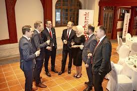The bank offers savings and current accounts, loans, credit cards, mortgage, property, insurance, retirement, and online banking services, as well as. Die Bank Sei Vor Allem Fur Unternehmen Interessant Oberbank Eroffnet Filiale In Esslingen Esslingen Esslinger Zeitung