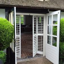 idyllische woonboerderij vandaag 25 juli als kers op de taart de shutters voor de openslaande deuren geplaatst openslaande deuren gordijn deur raambedekking