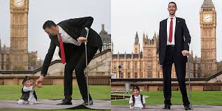 Au 25 avril 2021, l'homme le plus grand vivant est officiellement sultan kösen avec 2,51 m. L Homme Le Plus Petit Du Monde Face A L Homme Le Plus Grand