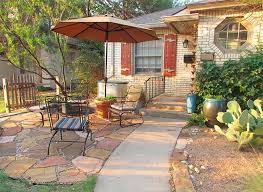 Natural Stone Patios Here S A Stone And Pea Gravel Front Front Yard Patio Patio Pictures Front Yard Landscaping Design