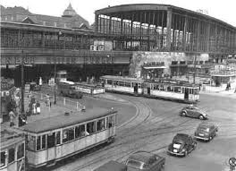 Der bahnhof zoo ist der bedeutendste bahnhof in der westlichen city und der größte nahverkehrsknotenpunkt berlins. Moodboard Berlin 1950 Cold City Escalation Boulevard Berlin Berlin Photos Berlin Wall