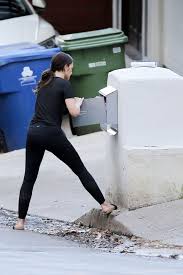 Charlie's angels actress minka kelly brings california cool to new york. Minka Kelly Putting A Mailbox In La 07 13 2020 Celebmafia