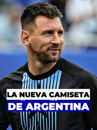 Leo Messi posa con la nueva camiseta de entrenamiento de la Selección  Argentina