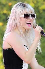 Hayley williams has rocked blonde hair for a few years, but it's her reddish/orange hair that fans. Hayley Williams Hairstyles Hair Colors Steal Her Style Page 2