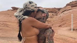 Maybe you would like to learn more about one of these? Travis Barker Erster Flug Nach Horror Crash Vor 13 Jahren