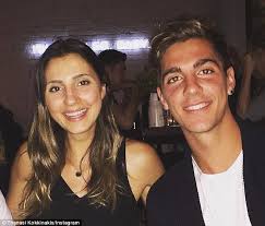 Σήμερα, έχει την ονομαστική της γιορτή και ο πατέρας της κώστας κοκκινάκης, που έπινε καφέ με τις κολλητές του πλέον φίλες, από το survivor, λάουρα νάργες, ευρυδίκη βαλαβάνη και σόφη. Kellogg S Suing Thanasi Kokkinakis Special K Trademark Daily Mail Online