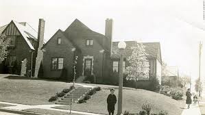 The house is valued at less than $650k. Warren Buffett S Berkshire Hathaway Cnn
