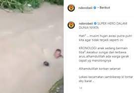 Mimpi melihat orang hanyut terbawa arus sungai. Viral Aksi Heroik Warga Selamatkan Bocah Yang Hanyut Di Sungai