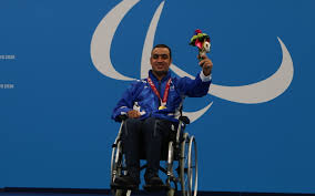 As with the olympic medals, they are constructed using recycled metals that were obtained through an electronics recycling programme. Gln6 G5knmottm