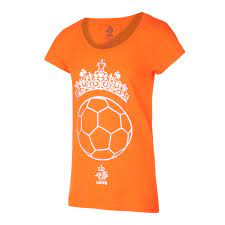 Een generatie met de ambitie om europees kampioen te worden en waar iedereen die achter oranje staat onderdeel van uitmaakt. Knvb T Shirt Dames Tiara Bal Eigen Naam Oranje