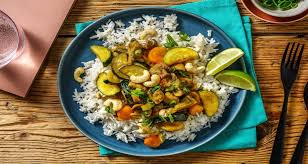 Mildes Grunes Curry Mit Zucchini Rezept Hellofresh Rezept Grunes Curry Rezepte Zucchini