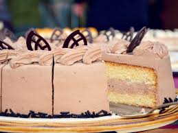 La bagna per dolci può essere di diverso tipo, se ad esempio, dobbiamo preparare una torta che mangeranno degli adulti, possiamo realizzare bagne alcoliche sia che preferiamo una bagna alcolica, oppure no, possiamo scegliere tra bagne con latte e cacao, succo di frutta, sciroppi, la. Come Preparare Una Bagna Per Dolci