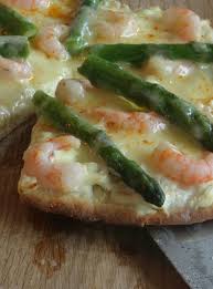 Pizza Printaniere Aux Crevettes Asperges Fromage Et Fleurs D Ail Recette Recipe Scape Recipe Recipes Pizza