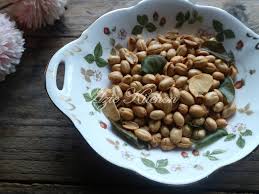 Kandungan antioksidan ini semakin meningkat jika kacang tanah diolah dengan cara disangrai sehingga dengan mengonsumsi kacang tanah sangrai secukupnya dapat membantu. Kacang Tanah Goreng Dengan Bawang Putih Azie Kitchen