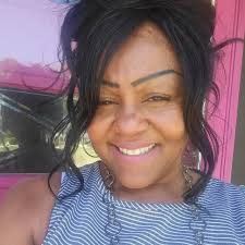 來自路易斯安那州畢業生的黑人青少年,儘管無家可歸