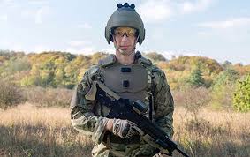 Baju kemeja putih berkolar lengan panjang, seluar slack berkasut dan sarung. Konsep Pakaian Tentera Darat Britain Menjelang 2025 Diperlihatkan Amanz