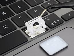 Spare beim neuen 13 macbook pro in unserem store für den bildungsbereich. Neues Macbook Pro Mit Besserer Tastatur Bleibt Aber Komplett Unreparierbar Apple Derstandard At Web