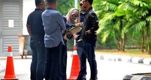 Kmeuncaknya, gambar dan video zila seeron af tersebar di internet apabila aksinya yang cukup mengaibkan bersama seorang lelaki orang pada ketika mereka sedang seronok main karaoke. Zila Seeron Kembali Karaoke Smule Dengan Skandal Dalam Kereta