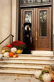 65+ awesome halloween front door decoration ideas. 125 Cool Outdoor Halloween Decorating Ideas Digsdigs