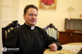 Zoltán atya, a hetedikesek osztályfőnöke is egyre kevésbé tud a körülötte zajló eseményekre figyelni. Pirotechnikus Vagy Baranyszagu Pasztor Avagy Ki A Pap Interju Kovacs Zoltan Rektorral Magyar Kurir Katolikus Hirportal