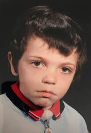 Yann moix raconte ainsi comment il a été maltraité par ses parents durant son enfance, sans que personne ne lui vienne en aide. Yann Moix Ecorche A Vie L Express