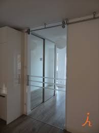 Ganzglas Schiebetur Mit Edelstahlbeschlagen An Der Decke Hangend Montiert Schiebetur Schiebe Tur Schiebetur Glas