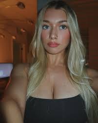 Sara Brooks's Instagram, Twitter & Facebook