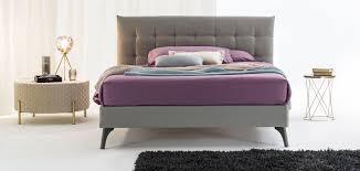 Per essere meno invasivo e allo stesso tempo leggero e più moderno, (letto con piedini alti) Panf Oggioni