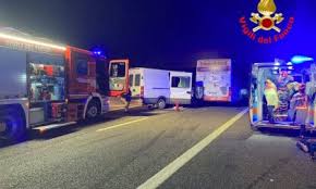 Stefania bianchi, 72 anni, ha perso la vita in uno scontro sulla a4. Terribile Incidente A Catena In Corda Molle Quattro Feriti Foto Prima Brescia