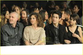 Mandy teefey, a former stage actress, gave birth to selena at the age of 16. Brian Teefey Mandy Teefey David Henrie And Selena Gomez Selena Gomez Selena Gomez Style Selena