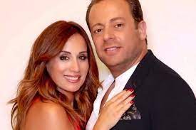 حيث ظهرت الفنانة كارين في الصورة وهي عارية تماما وقد غطت جسدها بجاكيت. Ø§Ù„Ø«Ù†Ø§Ø¦ÙŠ ÙƒØ§Ø±ÙŠÙ† Ø±Ø²Ù‚ Ø§Ù„Ù„Ù‡ ÙˆØ¨Ø¯ÙŠØ¹ Ø£Ø¨Ùˆ Ø´Ù‚Ø±Ø§ ÙÙŠ Ù…Ø³Ù„Ø³Ù„ Ø¬Ø¯ÙŠØ¯