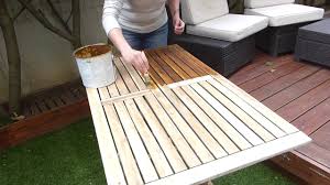 Préparation des chaises en bois avant application de la peinture. Repeindre Un Salon De Jardin En Teck Lesjardinsdailleurs