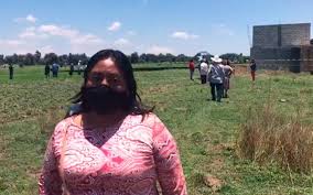 El socavón que apareció en los últimos días en un sembradío de la comunidad de santa maría zacatepec, en puebla, empezó a tirar la casa que se encuentra en el lugar. Uiizfcpuwk2pjm
