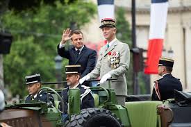Des sifflets ont été entendus sur le passage du chef de l'état, dont c'est le troisième défilé depuis son élection en mai 2017. Videos Europe Homme Volant Gilets Jaunes Ce Qu Il Faut Retenir Du Defile Du 14 Juillet Actu Paris