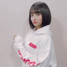 画像に含まれている可能性があるもの 1人 クローズアップ rain jacket windbreaker women