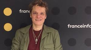 Bénabar a toujours été, de par sa musique et ses albums, un artiste engagé et engageant conservant précieusement dans l'une de ses poches son nez rouge et son maquillage blanc de clown. Benabar Le Quotidien M A Toujours Inspire