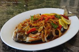 Masak hingga cili kisar mulai pecah minyak baru tambahkan jus limau,sos ikan,sos cili,sos tomato dan sos tiram. Amie S Little Kitchen Ikan Bawal Kukus Halia Yang Sedap