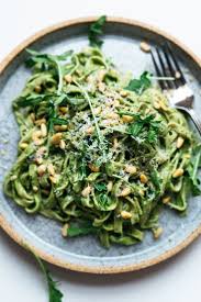 Avocado Kale Pesto Pasta Vegan Dolly And Oatmeal In 2020 Kale Pesto Pasta Healthy Juice Recipes Kale Pesto