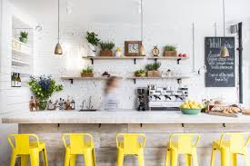 Restaurant A La Deco Coloree A Londres Picslovin Brique Blanche Interieurs Cafe Cuisine Salle A Manger