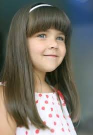 Depuis la mort de sa mère, cette fillette se fait coiffer tous les matins  par la conductrice de bus