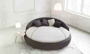 Il letto rotondo fluttua, sospeso una sola gamba, dà forma e leggerezza ai sogni. 35 Particolari Modelli Di Letti Rotondi Matrimoniali Mondodesign It